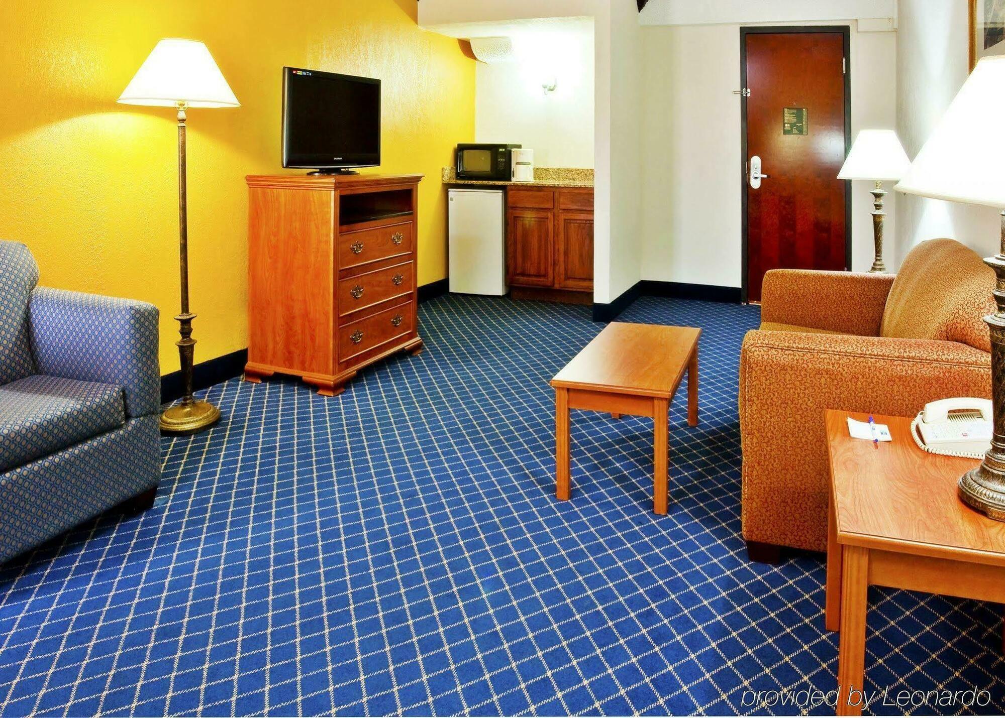 Holiday Inn Express & Suites Nashville-I-40 & I-24 Exteriör bild